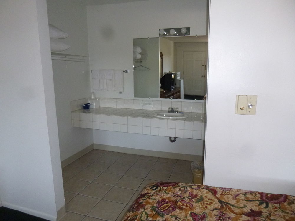Cougar Land Motel Pullman Extérieur photo