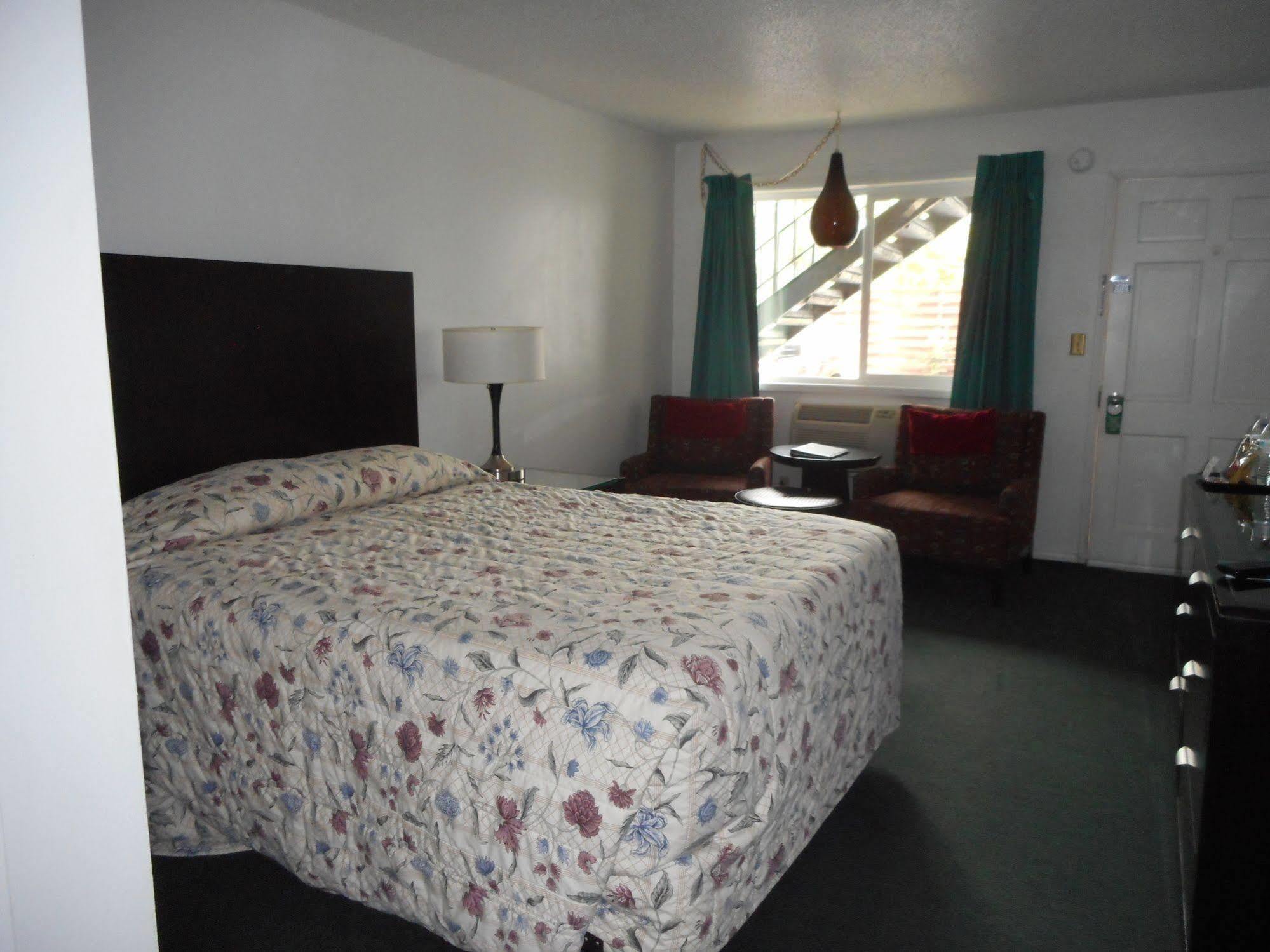 Cougar Land Motel Pullman Extérieur photo